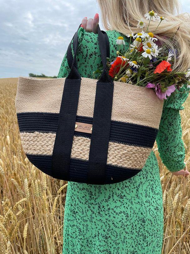 Taske i jute og sort bomuldsgarn, flettet med sorte nylon håndtag, natur, medium (h24xl36xb16). Artikel nr. 5065