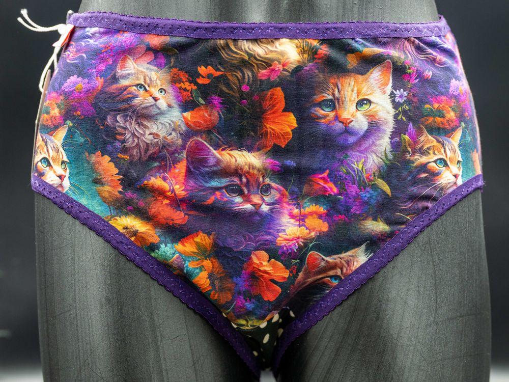 large_Katter i lilla Medium 1.jpg