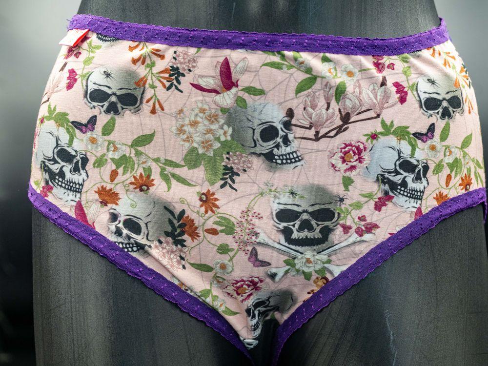 large_Skulls og blomster M1.jpg