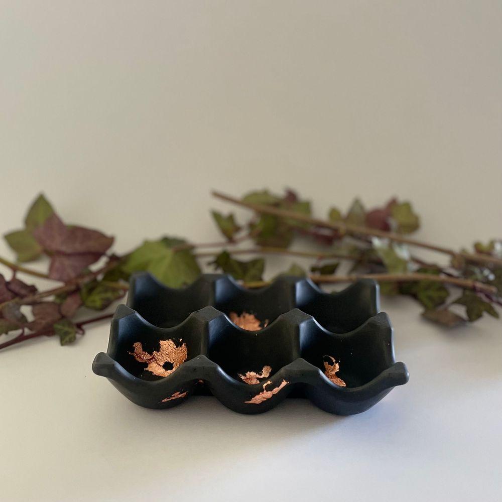 Æggebakke i koksgrå/kobber