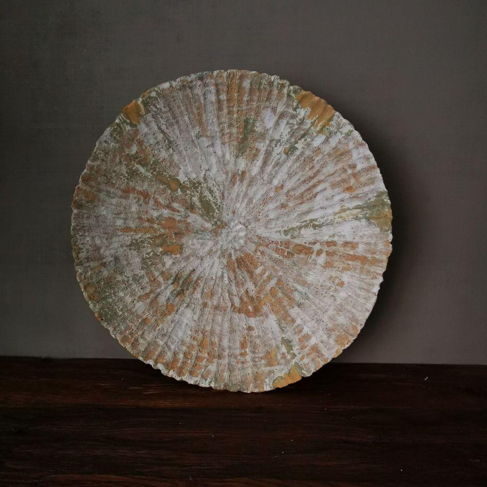 Udskåret fad i stentøj